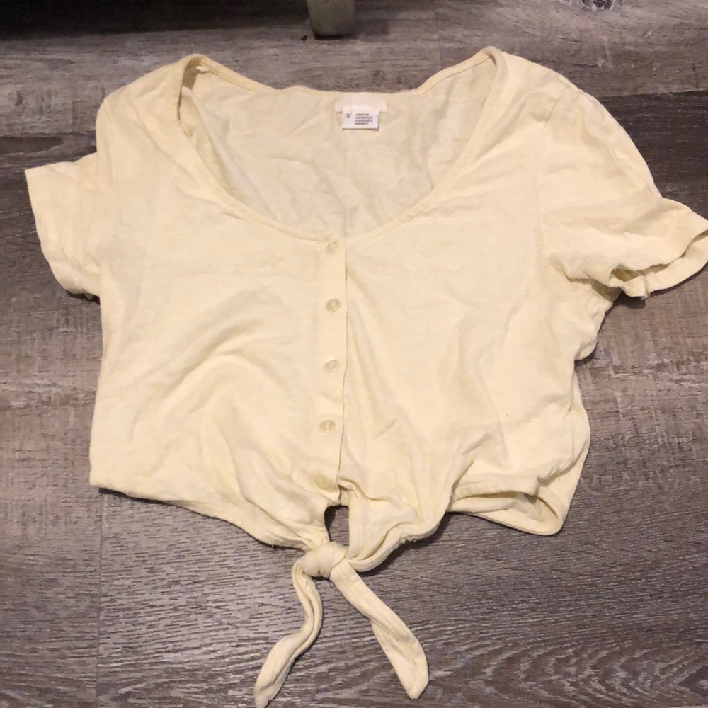 URABN OUTFITTERS CROP TOP